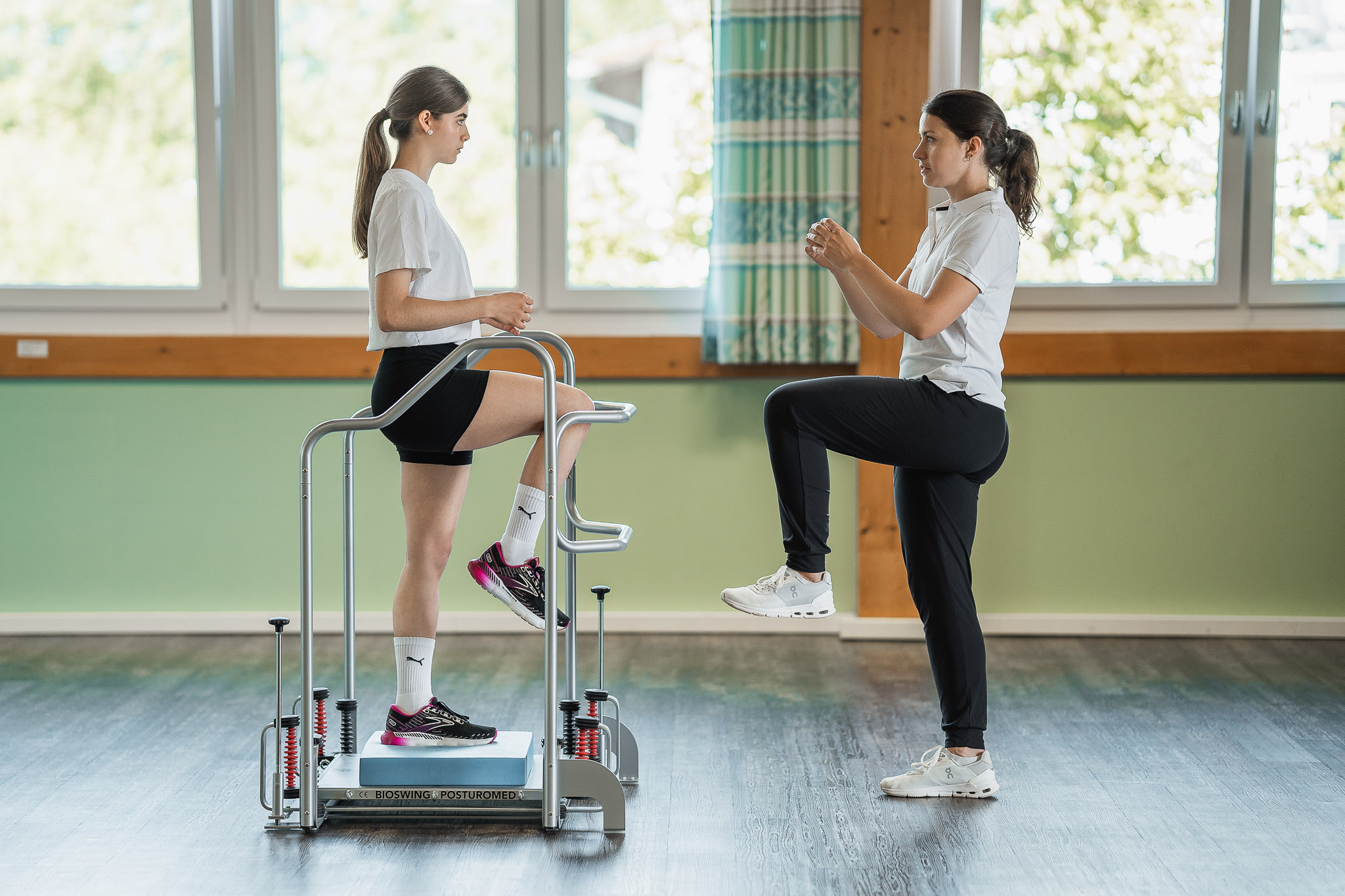 Ein Mann und eine Frau haben Spaß beim Training