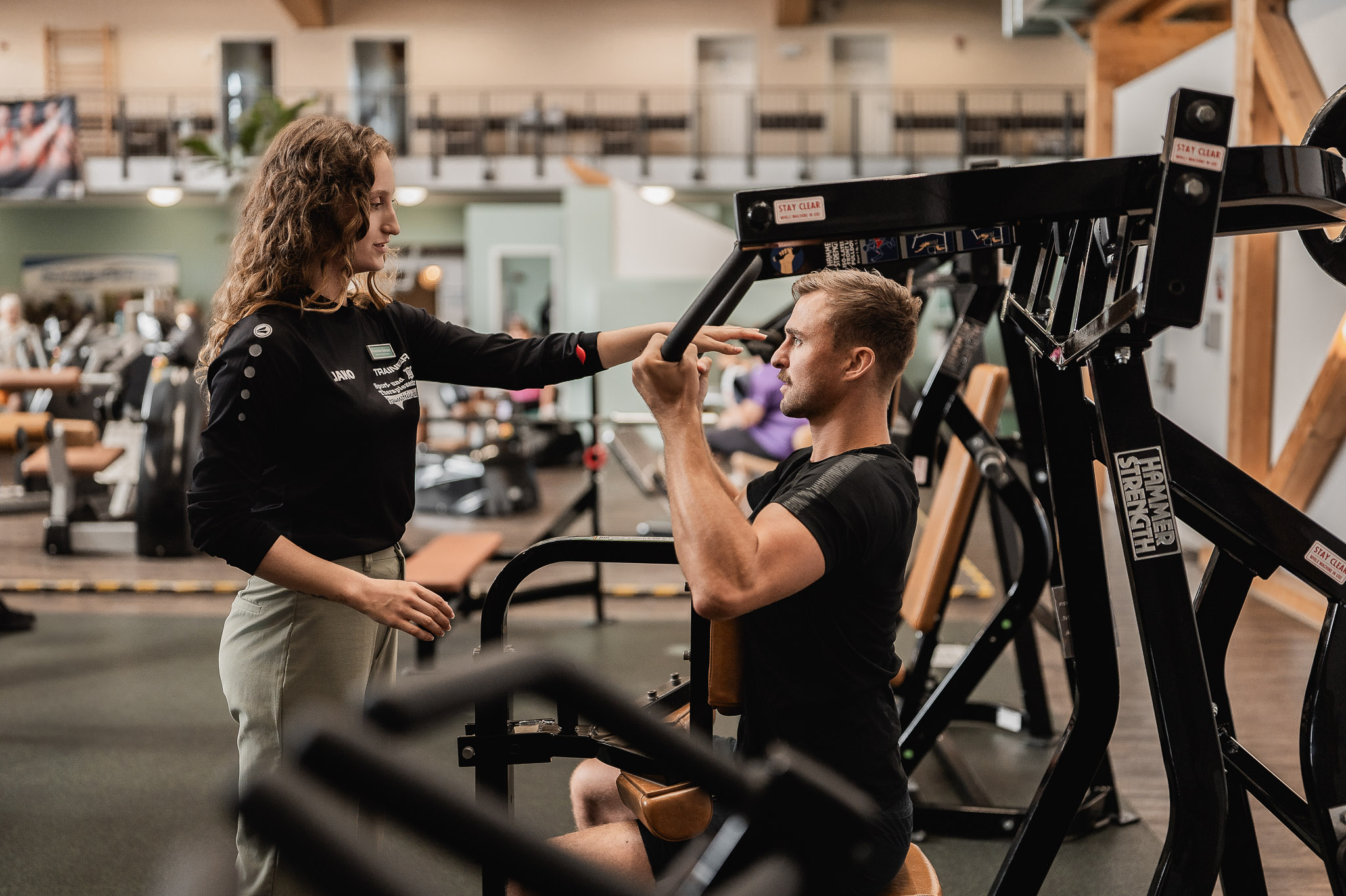 Ein junger Mann trainiert an einem Fitness-Gerät